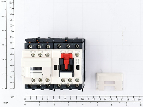 Umkehrschütz · Hauptkontakte: 2 x 3 NO, Nenn-Betriebs Strom: 12A, Leistung: 5.5kW/440V, Spulenspannung: 48VAC, Spulenfrequenz: 50/60Hz, Hilfskontakte: 2 x 1 NO + 1 NC Demag Identnummer 46218644