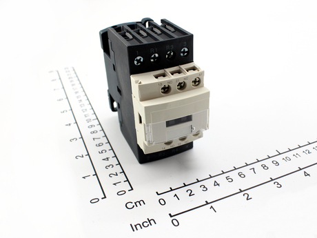 Schütz · Hauptkontakte: 2 NO + 2 NC, Nenn-Betriebs Strom: 32A, Spulenspannung: 230VAC, Spulenfrequenz: 50/60Hz, Hilfskontakte: 1 NO + 1 NC Demag Identnummer 46224733