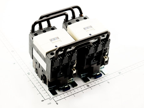 Umkehrschütz · Hauptkontakte: 3 NO, Nenn-Betriebs Strom: 80A, Leistung: 45KW/440V, Spulenspannung: 230VAC, Spulenfrequenz: 50/60Hz, Hilfskontakte: 1 NO + 1 NC Demag Identnummer 46225233