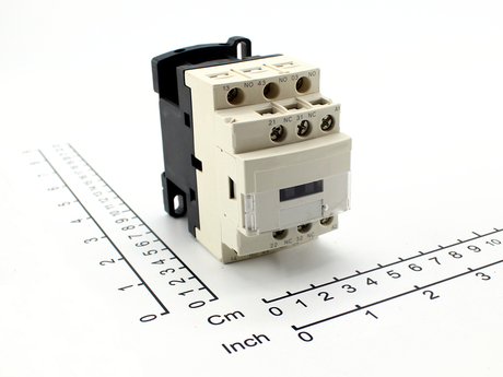 Hilfsschütz · Hilfskontakte: 3 NO + 2 NC, Nenn-Betriebs Strom: 10A, Spulenspannung: 400VAC, Spulenfrequenz: 50/60Hz Demag Identnummer 52297568