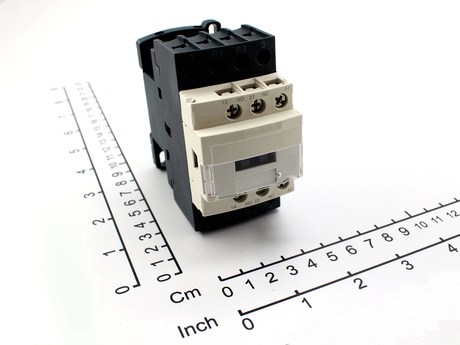 Schütz · Hauptkontakte: 2 NO + 2 NC, Nenn-Betriebs Strom: 25A, Spulenspannung: 230VAC, Spulenfrequenz: 50/60Hz, Hilfskontakte: 1 NO + 1 NC Demag Identnummer 52300540