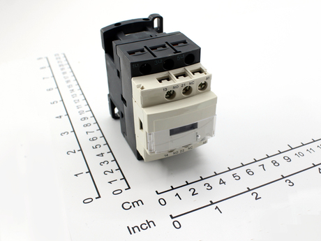 Schütz · Hauptkontakte: 3 NO, Nenn-Betriebs Strom: 18A, Leistung: 9KW/440V, Spulenspannung: 42VAC, Spulenfrequenz: 50/60Hz, Hilfskontakte: 1 NO + 1 NC Demag Identnummer 57525344