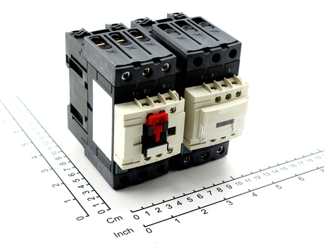 Umkehrschütz · Hauptkontakte: 3 NO, Nenn-Betriebs Strom: 50A, Leistung: 30KW/440V, Spulenspannung: 48VAC, Spulenfrequenz: 50/60Hz, Hilfskontakte: 1 NO + 1 NC Demag Identnummer 91430133